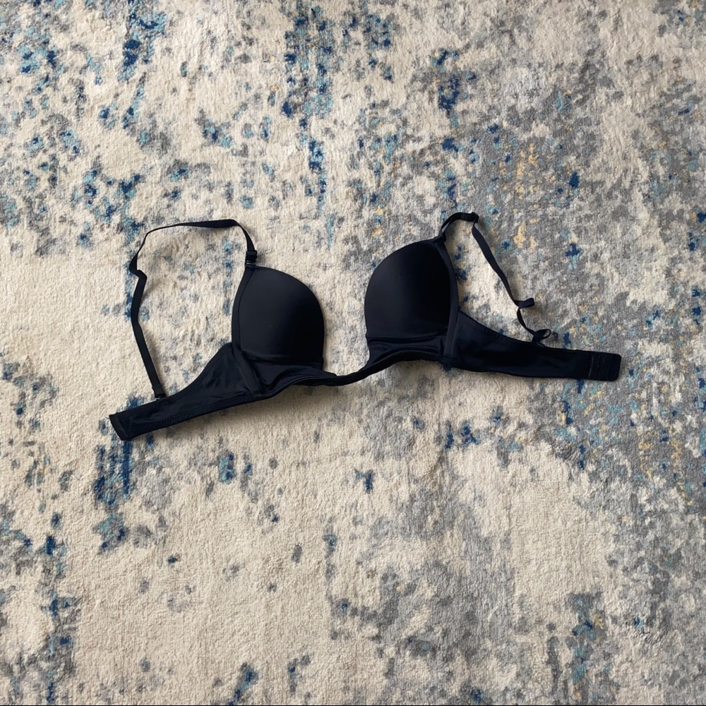 32B black plunge bra
